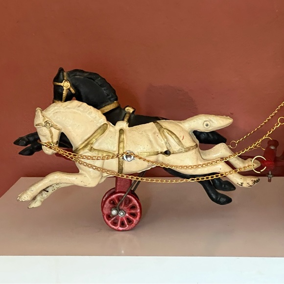 VINTAGE ANTIQUE 19” CAST IRON HORSE DRAWN FIRE ENGINE / HOSE WAGON TOY - Picture 9 of 16